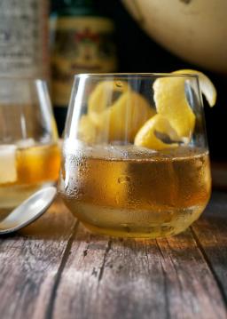 Columbus rommipohjainen juomasekoitus cocktaillasissa