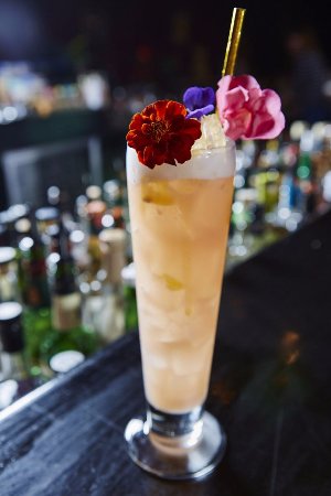 Copacabana cocktail aprikoosiliköörillä, Triple Secillä ja brandyllä