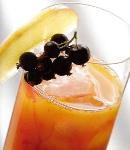 Cuba Libre lasissa sitruunaviipaleen kera