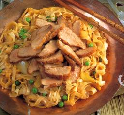 Currynuudeleita ja porsasta lautasella