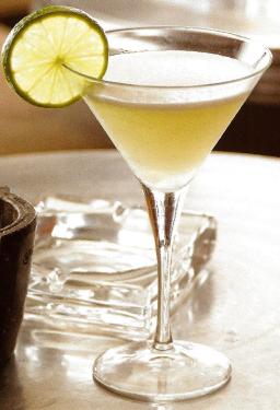 Daiquiri-cocktail vaaleassa lasissa