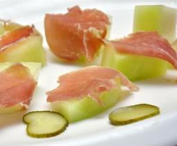 Dalmatialaista kuivattua kinkkua melonin kera lautasella