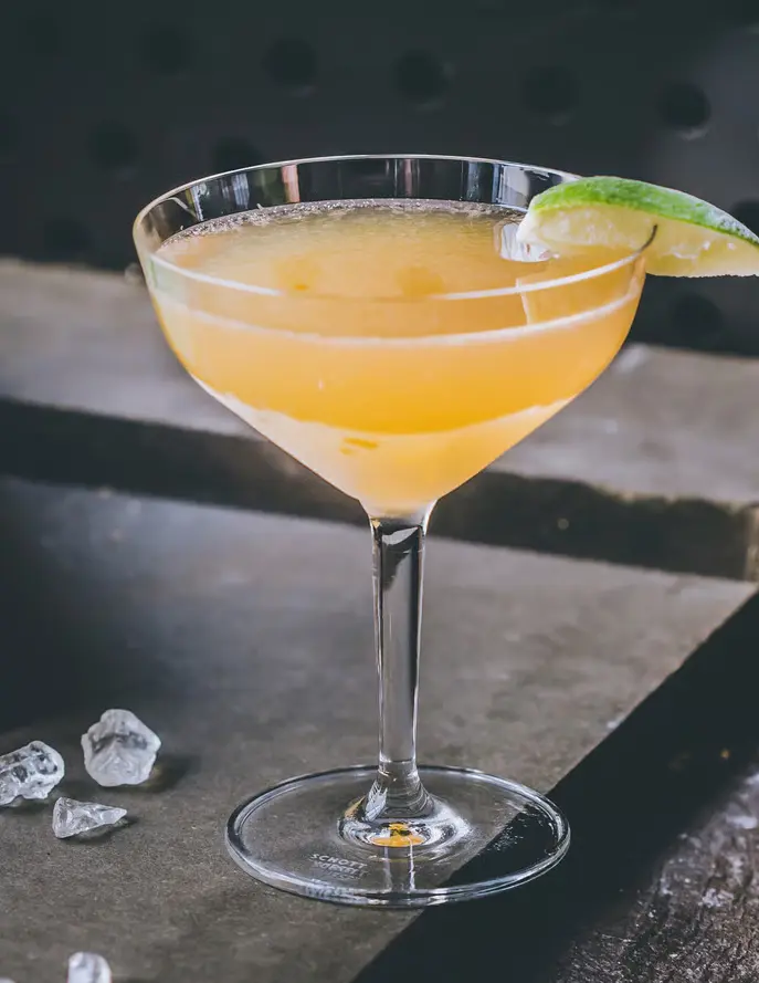 Doctor liköörijuoma punssilla ja sitruuna-appelsiinimehulla