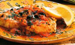 Espadarte à Lisboeta - miekkakalaa tomaattien ja anjoviksen kanssa lautasella