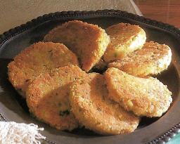 Falafelit tarjoilulautasella