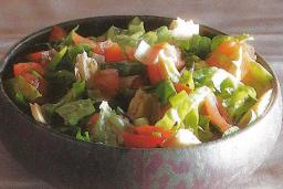 Fattoush eli vihannessalaatti leivän kera kulhossa tarjoiluvalmiina