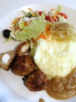 Fetalla täytetyt lihapullat lautasella