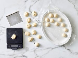 Itse valmistettuja filotaikinapullia työpöydällä