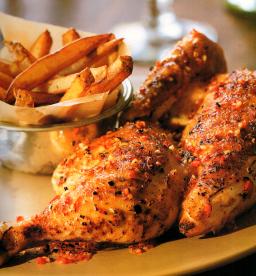 Frango no Espeto - grillattu kananpoika piri-piri lautasella