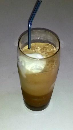 Frappe jäätelökahvi murukahvista, maidosta ja vaniljajäätelöstä