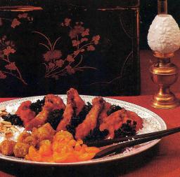 Friteerattua kananpoikaa lautasella