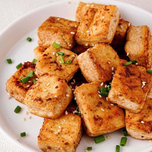 Friteerattu tofu tarjoiluvalmiina