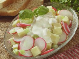 Fyniläistä savujuustosalaattia kulhossa