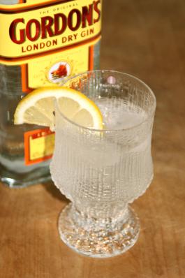 Gin and Tonic lasissa sitruunaviipaleen kera