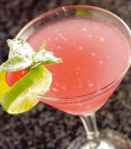 Ginger Cosmopolitan cocktail vodkasta, Cointreausta, sitruunasta ja karpalomehusta