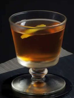 Gloria cocktail cocktaillasissa kirsikkakoristeella