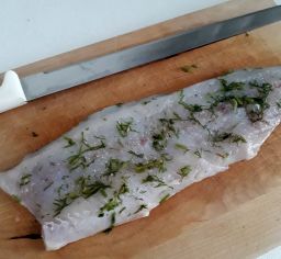 Graavattu siika Graavisiikaa leikkuualustalla