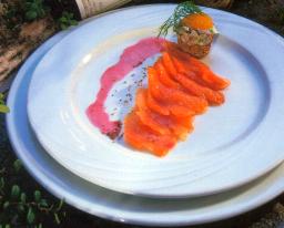 Graavattua rautua, muikun mätiä ja puolukkakastiketta lautasella