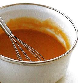 Tätä kastiketta tarjoillaan perinteisesti peuran kanssa, mutta se on herkullista myös pihvin seuralaisena.