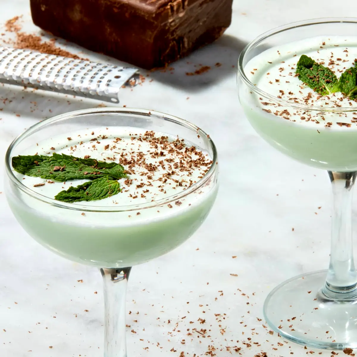 Grasshopper cocktail minttuliköörillä, kaakaoliköörillä ja kermalla