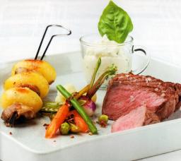 Grillattu entrecôtea kesäisin lisukkein lautasella