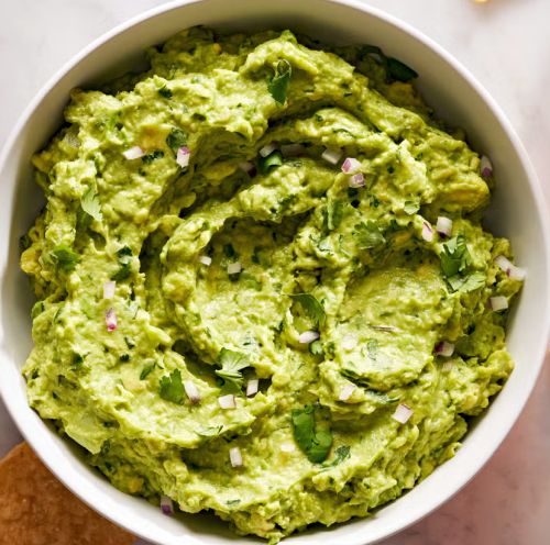 Guacamolea kulhossa tarjoiluvalmiina