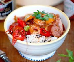 Gumboa tarjoilukulhossa