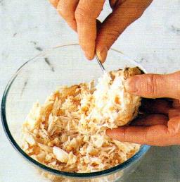 Kokkiveitsellä halkaiset taskuravun