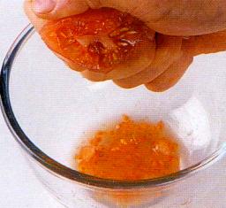 Tomaateista puristetaan siemenet