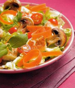 Haloumisalaattia kulhossa