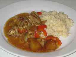 Paistettua riisiä lautasella