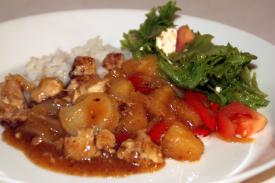 Hapanimelää kanaa lautasella riisin kera