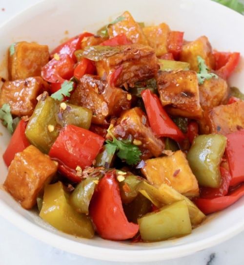 Hapanimelä paprikatofu kulhossa