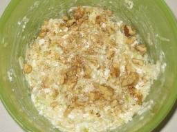 Hapankaali-omenasalaattia kulhossa tarjoiluvalmiina