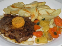 Härän entrecôte keitettyjen juuresten sekä lohkoperunoiden kera