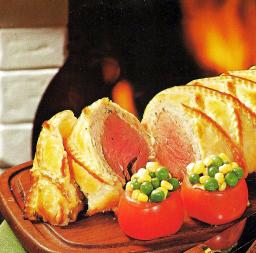 Häränfilee murekkeella täytettynä ja paistettu voitaikinassa