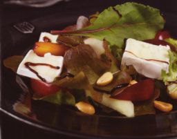 Hedelmäinen briesalaatti lautasella