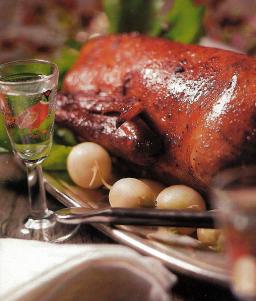 Hedelmäinen fasaanipaisti tarjoilualustalla