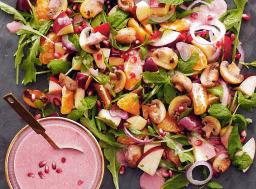 Hedelmäinen sienisalaatti ja granaattiomenakastike tarjoilualustalla