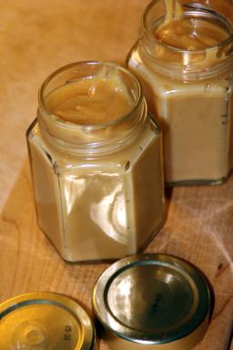 Herkuttelijan sinappia purkissa