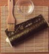 Maki-sushi vaihe 2: bambumatolla oleva sushi rullataan tiukaksi