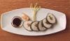 Maki-sushi vaihe 3: valmiit sushipalat lautasella valmiina tarjoiltavaksi