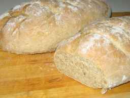 Hiivaleipä leikkuulaudalla tarjoiluvalmiina