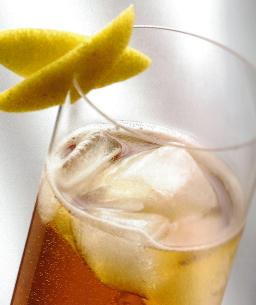 Horse's Neck with a Kick cocktail ginger alella ja sitruunankuoren kierteellä