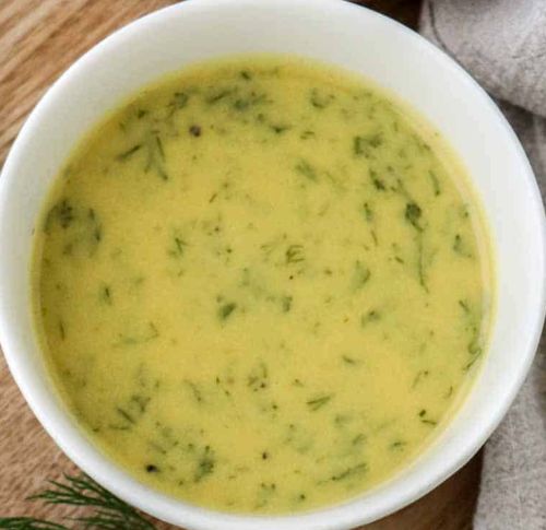 Hovimestarinkastike kulhossa tarjoiluvalmiina