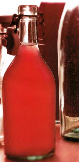 Höyrystämällä viinamarjoista, raparperista ja karviaisista tihkuu kauniin värisiä ja maistuvia mehuja.