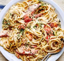 Hummeripasta lautasella tarjoiluvalmiina