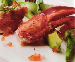 Hummerisalaatti lautasella
