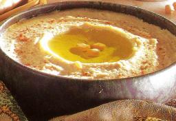 Hummus-bi-tahina kulhossa tarjoiluvalmiina