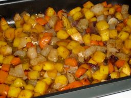 Hunaja-uunijuurekset vuoassa tarjoiluvalmiina